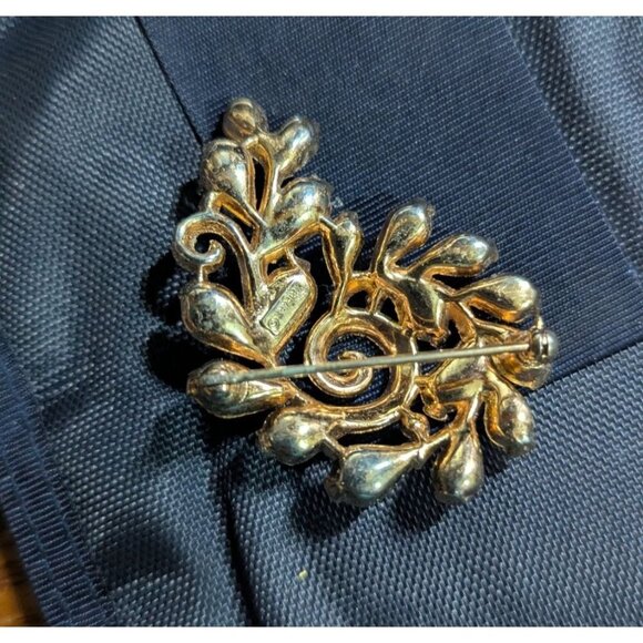 Vintage Crown Trifari  Brooch With Red Rhinestones Floral Swirl Design 2 Inches - Picture 6 of 7